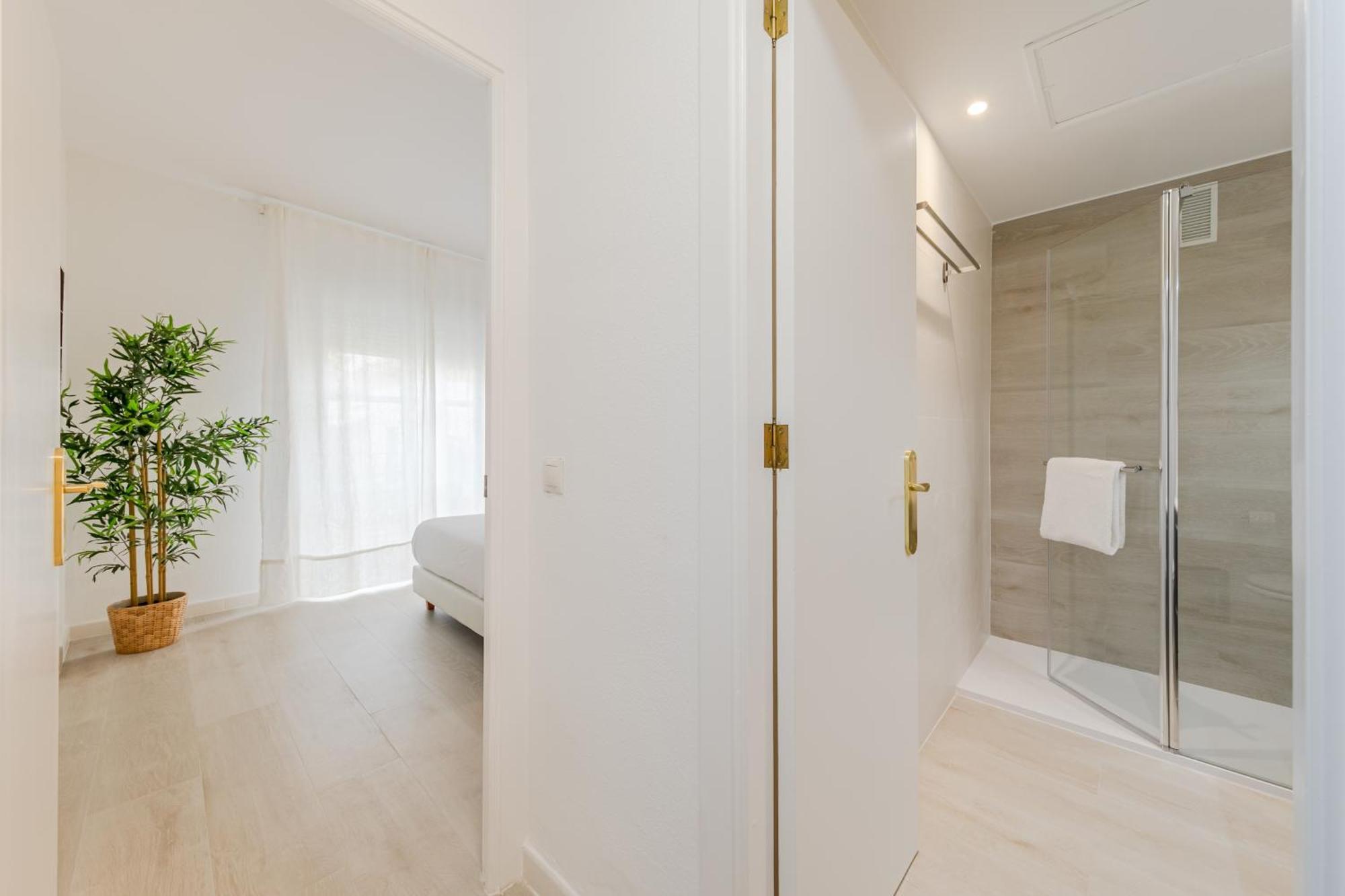 Isg Apartments Becquer Free Parking Inside The Building 세비야 외부 사진