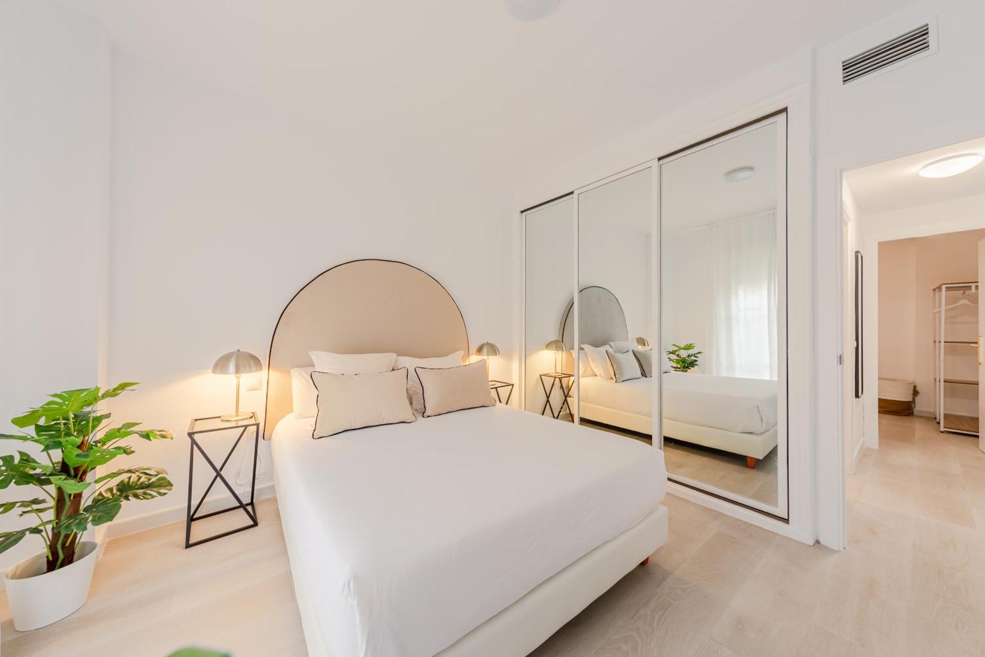 Isg Apartments Becquer Free Parking Inside The Building 세비야 외부 사진